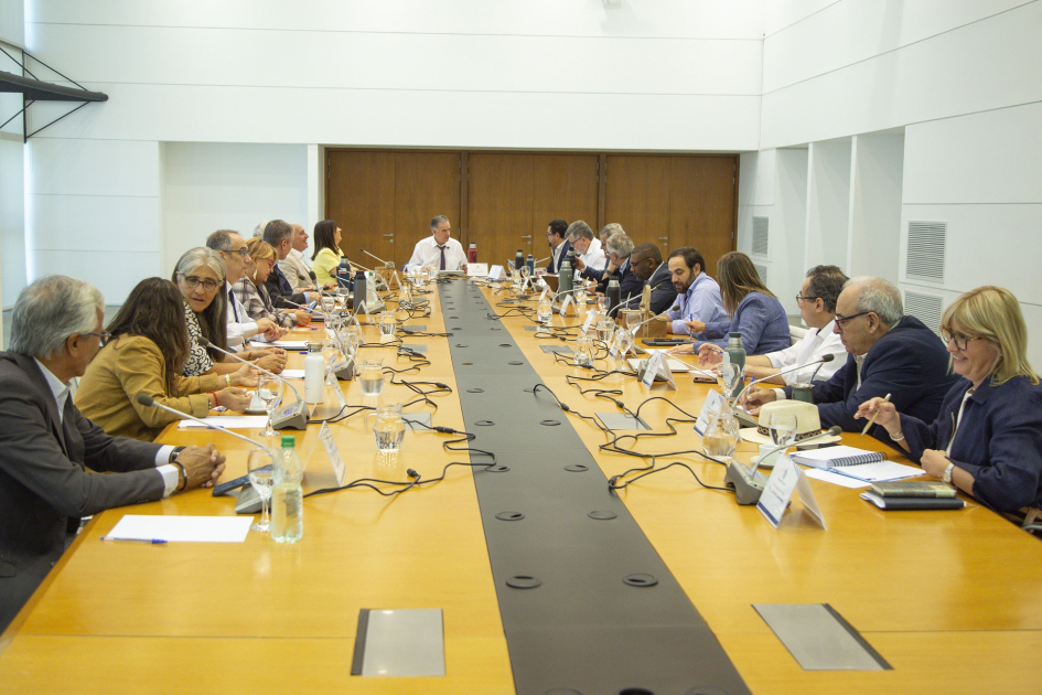 Ministro Mahía participó de la sesión del Consejo de Ministros convocada por el Presidente Orsi Plano general de mesa durante consejo de ministros