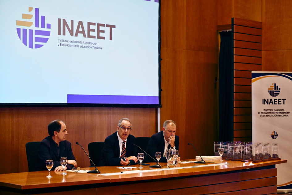 Presentación del Instituto Nacional de Acreditación y Evaluación de la Educación Terciaria Autoridades en mesa.