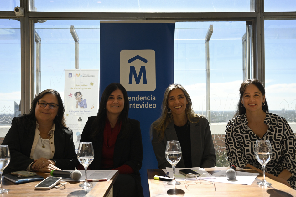 Autoridades en mesa