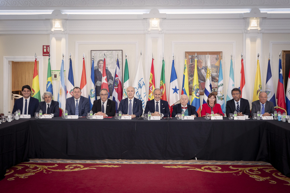 Ministro Mahía participó en Madrid en Diálogo Iberoamericano sobre Acceso a la Justicia Autoridades en mesa oficial