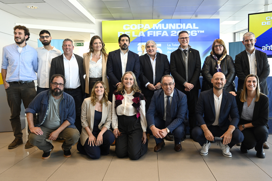 Foto de todo el equipo periodístico y autoridades