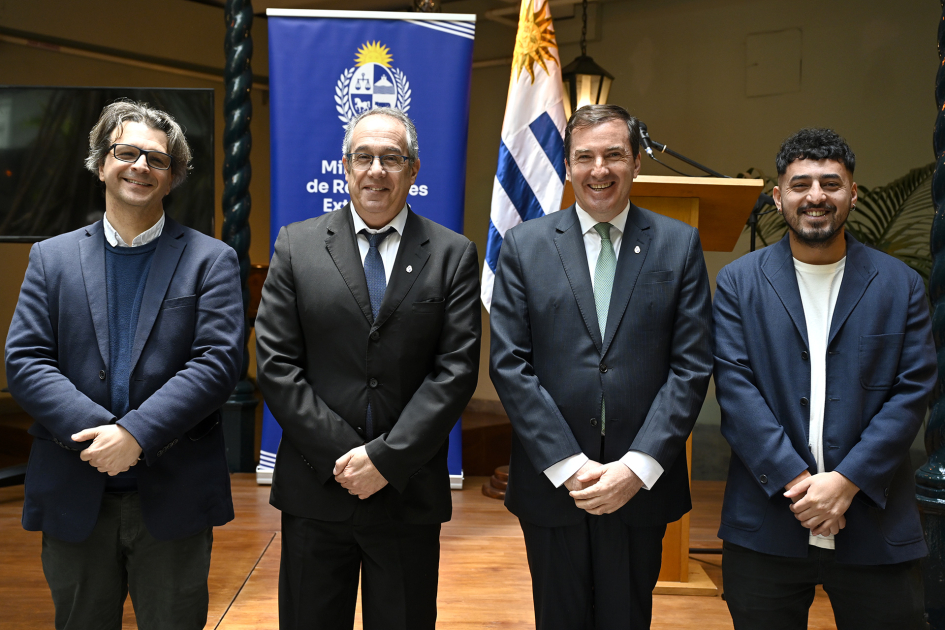 Autoridades posan para foto