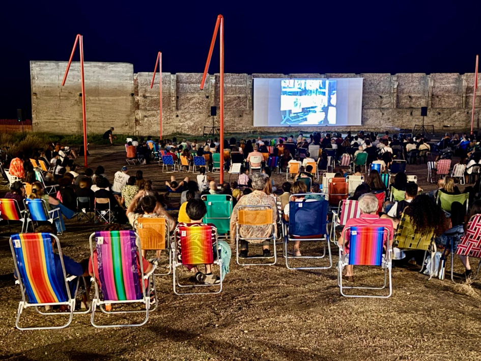 Ciclo de Cine en el Parque Mauá promueve el acceso a la cultura desde el territorio Personas mirando una película al aire libre