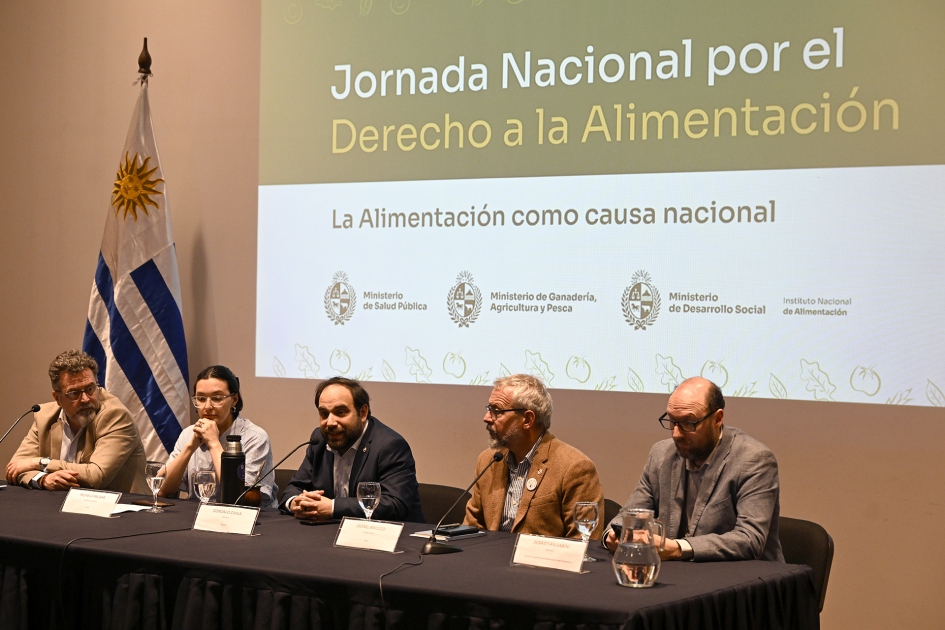 Autoridades en mesa de presentación