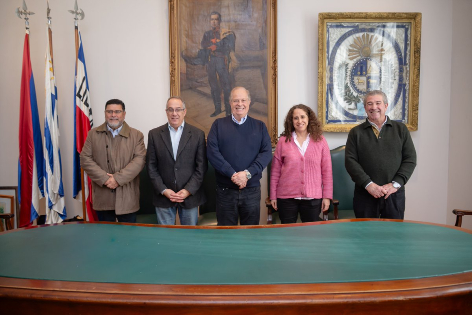 Ministro Mahía participó en Tacuarembó de la iniciativa Campus del Norte de Ceibal Autoridades posan para foto