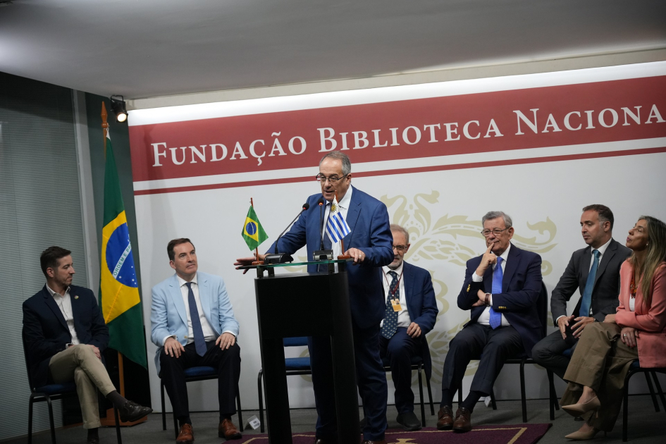 Ministro Mahía desarrolla una intensa agenda en el marco de la Semana de Uruguay en Río Ministro Mahía hablando desde un atril