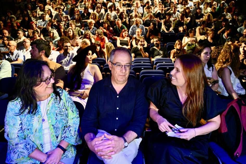 Letras y Música reconocidas en primera edición del Premio a las Artes Autoridades sentadas en el Auditorio.