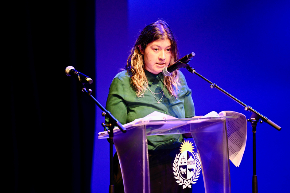 Letras y Música reconocidas en primera edición del Premio a las Artes Persona hablando al público en escenario.