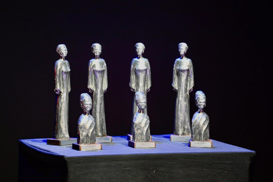 Estatuillas sobre una mesa