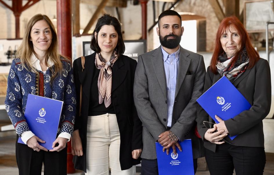 Ganadores del concurso de ensayos históricos sobre la empresa LEMCO Personas posando