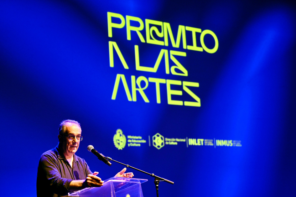 Letras y Música reconocidas en primera edición del Premio a las Artes Ministro de Educación y Cultura hablando al público.