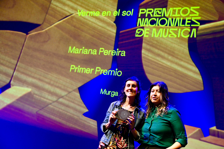 Letras y Música reconocidas en primera edición del Premio a las Artes Personas muestran premio.