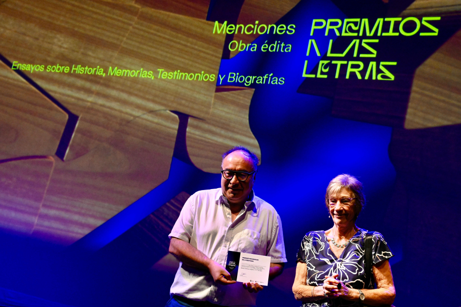 Letras y Música reconocidas en primera edición del Premio a las Artes Personas muestran premio.