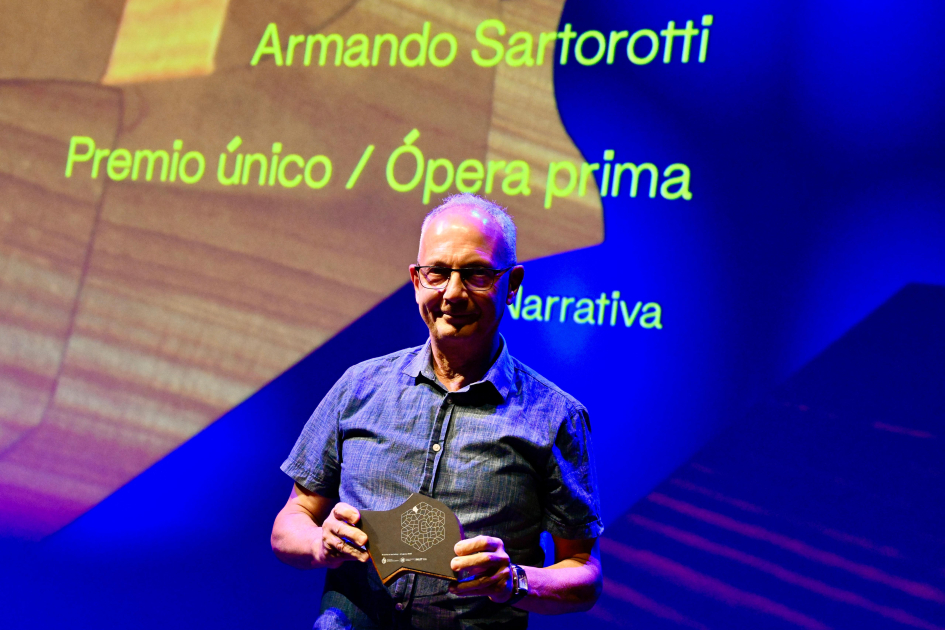 Letras y Música reconocidas en primera edición del Premio a las Artes Persona muestra premio recibido