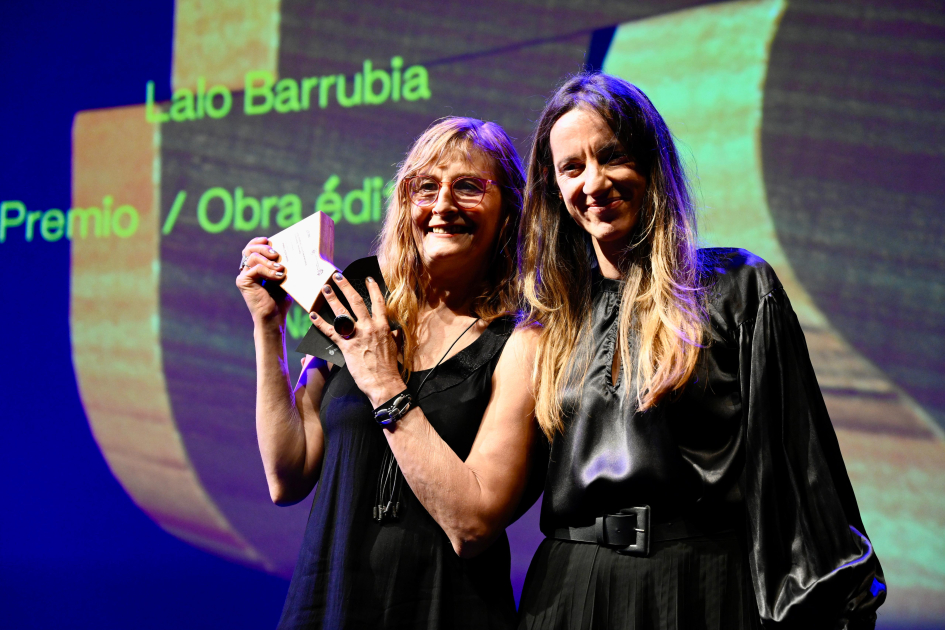 Letras y Música reconocidas en primera edición del Premio a las Artes Persona muestra premio recibido.