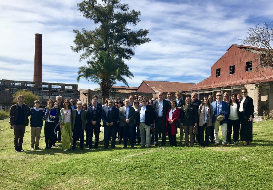 Finalizado el evento, se realizó una recorrida por las instalaciones Grupo de personas posan para foto