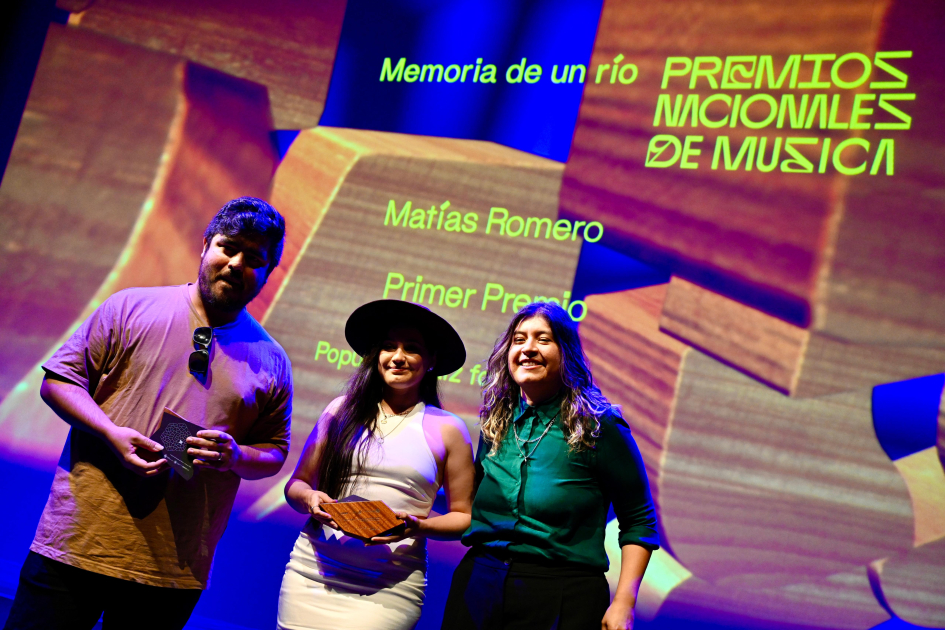 Letras y Música reconocidas en primera edición del Premio a las Artes Personas posan para foto con premio.