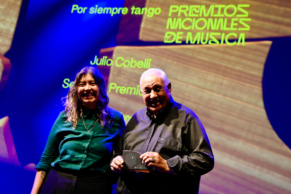 Letras y Música reconocidas en primera edición del Premio a las Artes Personas muestran premio.