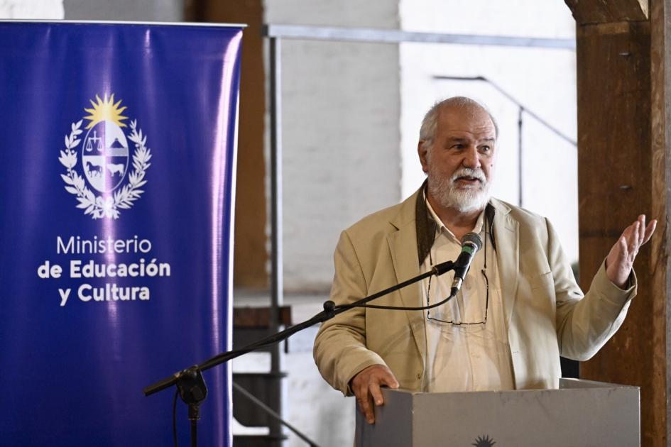 En representación del jurado, Luis Bértola valoró el trabajo en equipo Persona hablando en público