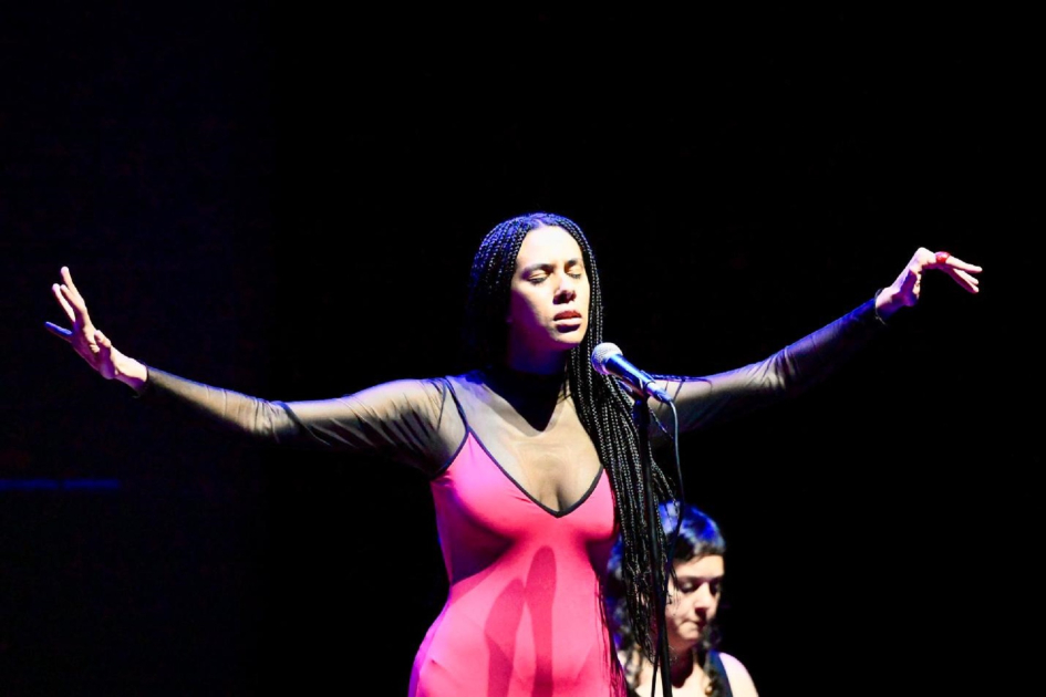 Mujer cantando en un escenario
