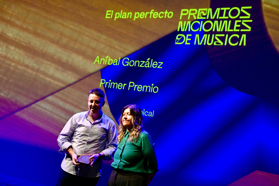 Letras y Música reconocidas en primera edición del Premio a las Artes Personas muestran premio.
