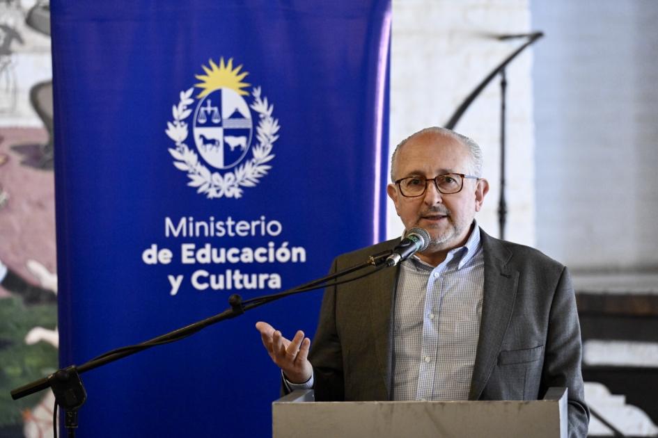 El ministro Da Silveira anunció la edición de un libro que reunirá los trabajos presentados Ministro Da Silveira, habla en público