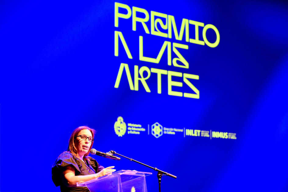 Letras y Música reconocidas en primera edición del Premio a las Artes Directora Nacional de Cultura hablando al público.