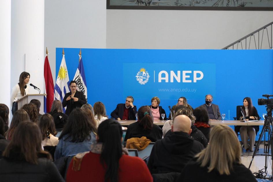 Coordinadora del Programa Educación Inclusiva de la DNE saludando a las autoridades presentes