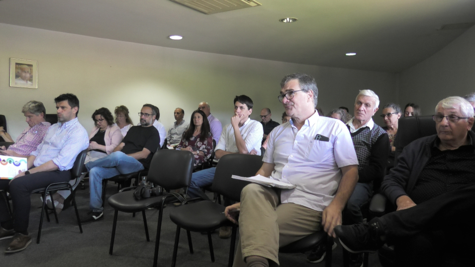 Personas escuchando una charla.