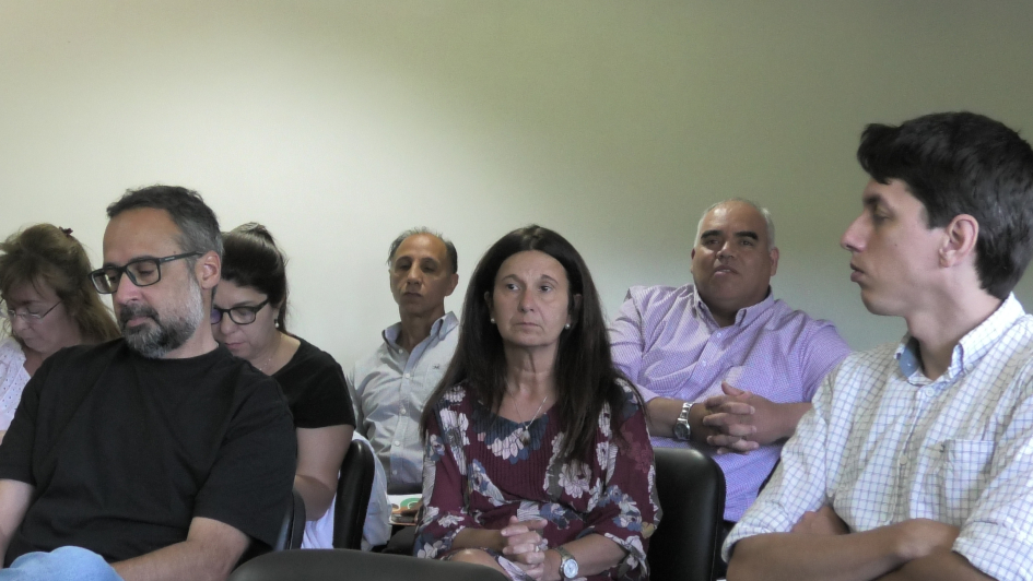 Personas en reunión.