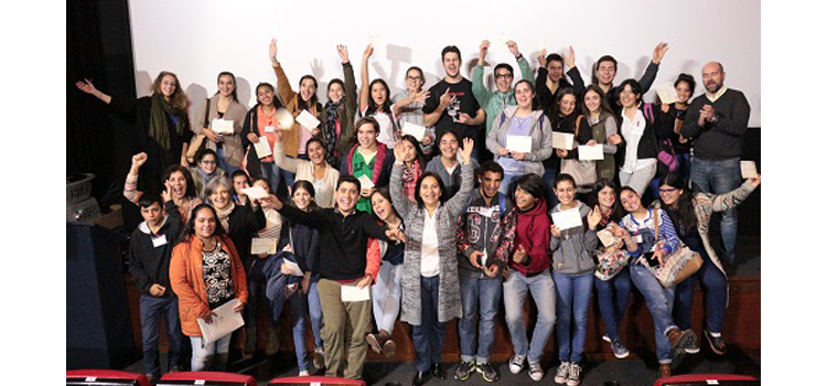 Foto grupal participantes Foto grupal de personas levantando las manos