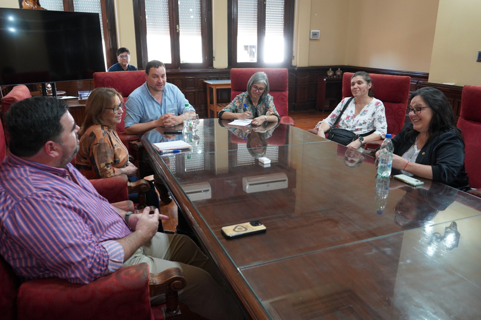 Agenda de reuniones promueve la descentralización cultural en todo el país. Plano general de personas en reunión.