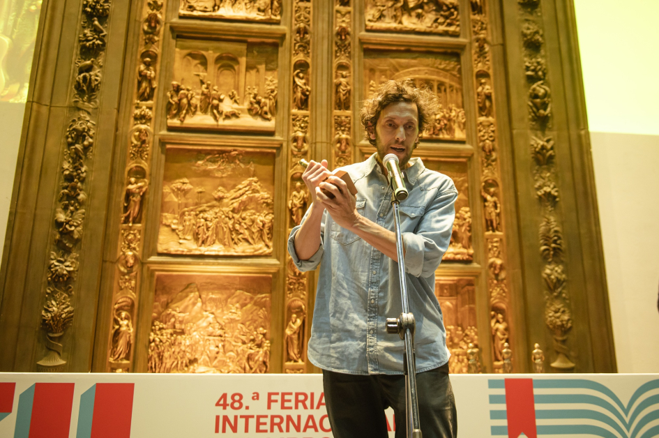 Ganador del premio dando su discurso. Ganador del premio dando su discurso.