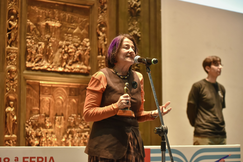Ganadora del premio dando su discurso. Ganadora del premio dando su discurso.