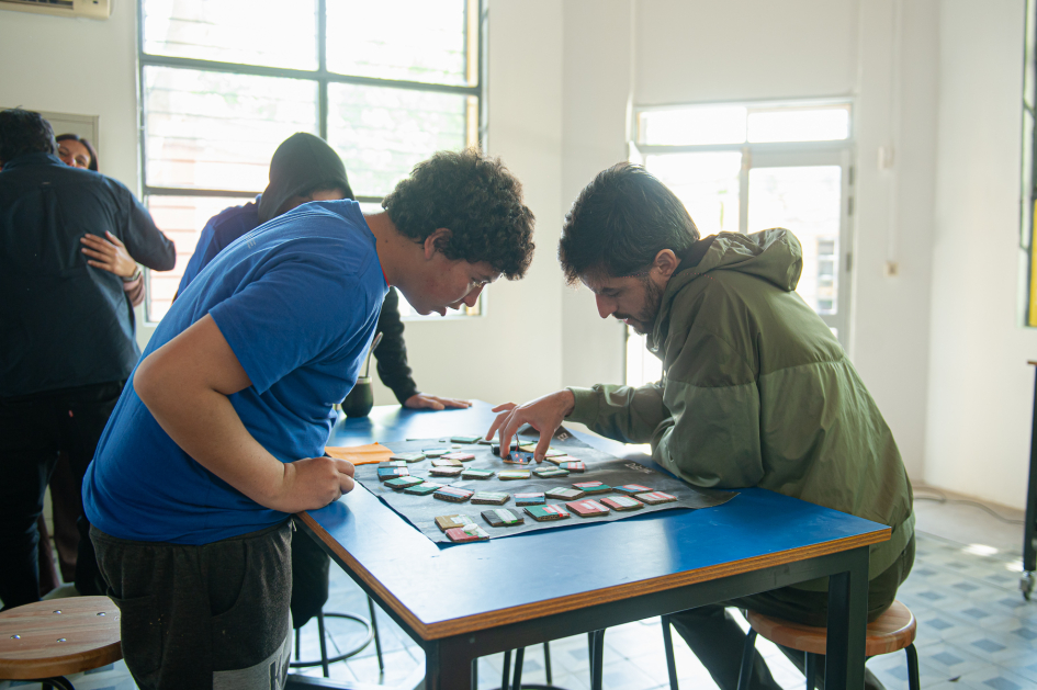 Estudiantes en la sala de tencología