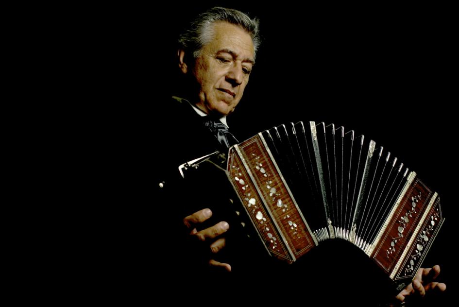 Raúl Jaurena tocando el bandonéon