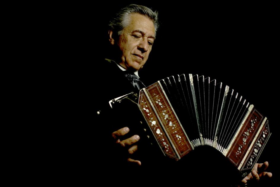 Raúl Jaurena tocando el bandonéon Raúl Jaurena tocando el bandonéon