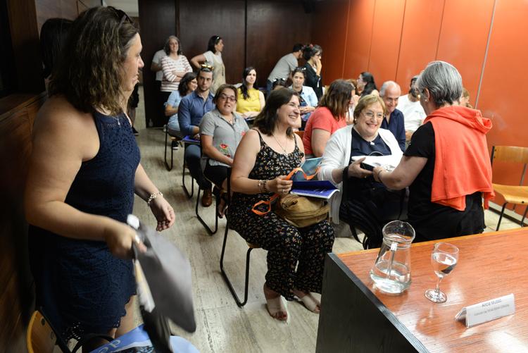 Pilar Barreiro referente del Plan Nacional de Lectura entregando bolsos realizados con lona reciclada de cartelería.