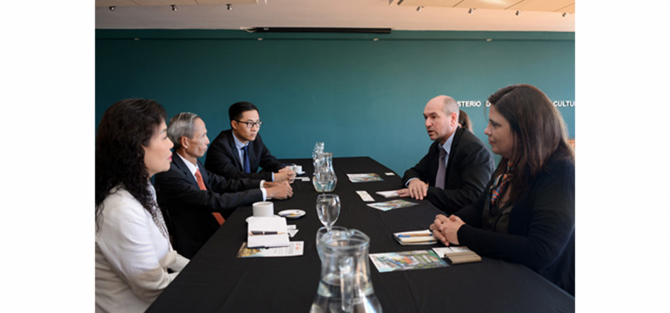 Nicolás Pons e Inés Peñagaricano junto a la delegación vietnamita Nicolás Pons e Inés Peñagaricano junto a la delegación vietnamita
