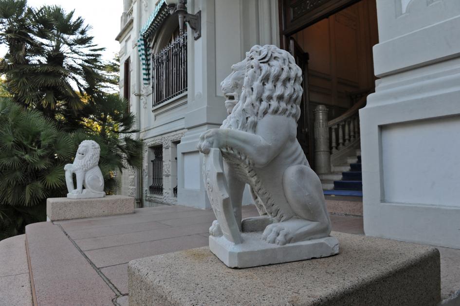 estatuas den la entrada