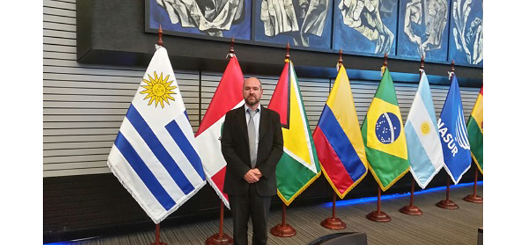 Nicolás Pons Persona parada delante de las banderas de Uruguay, Brasil, Argentina