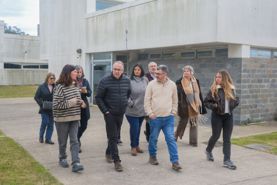 Personas caminando por las instalaciones del CURE