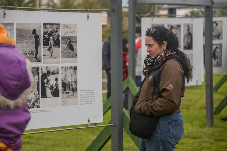 Personas mirando una foto al aire libre