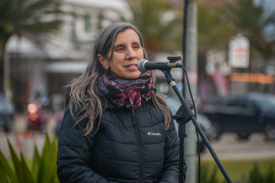 Karina Acosta hablando al público en la inauguración de la muestra fotográfica
