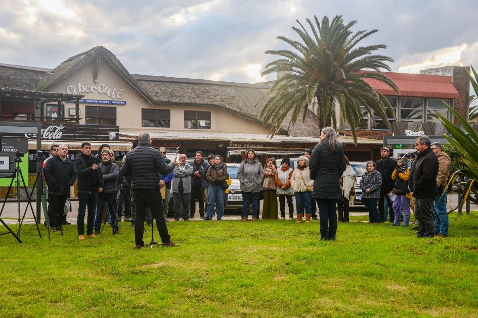 Plano general de la inauguración de la muestra