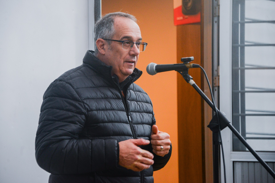 Ministro Mahía hablando al público durante la inauguración de la muestra