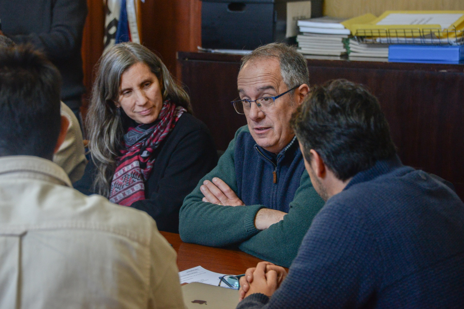 Ministro Mahía junto a Karina Acosta en reunión