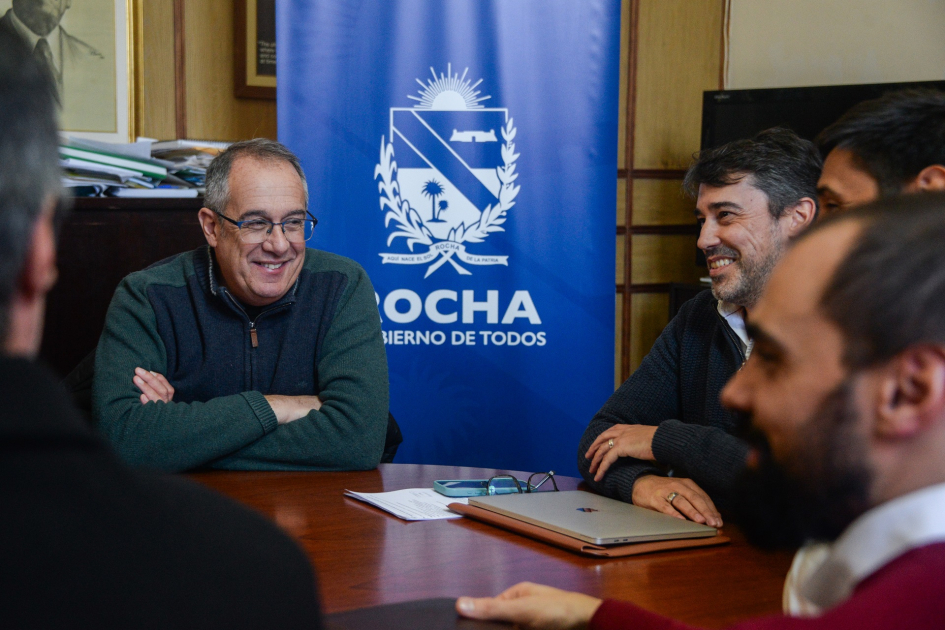 Ministro Mahía reunido alrededor de una mesa