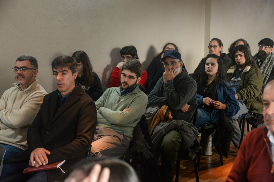 Plano general de personas durante la presentación
