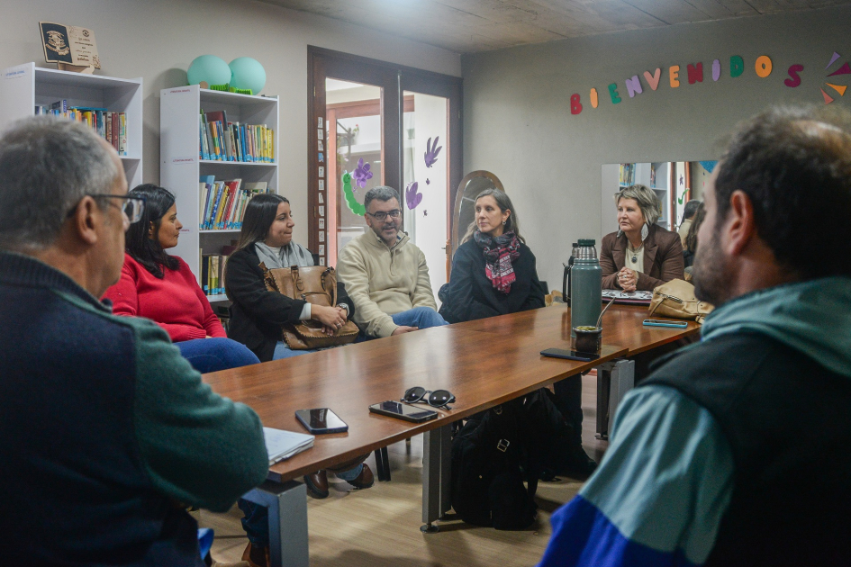 Personas reunidas en mesa